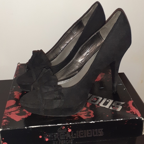 Black peep toe pumps. - Picture 2 of 5